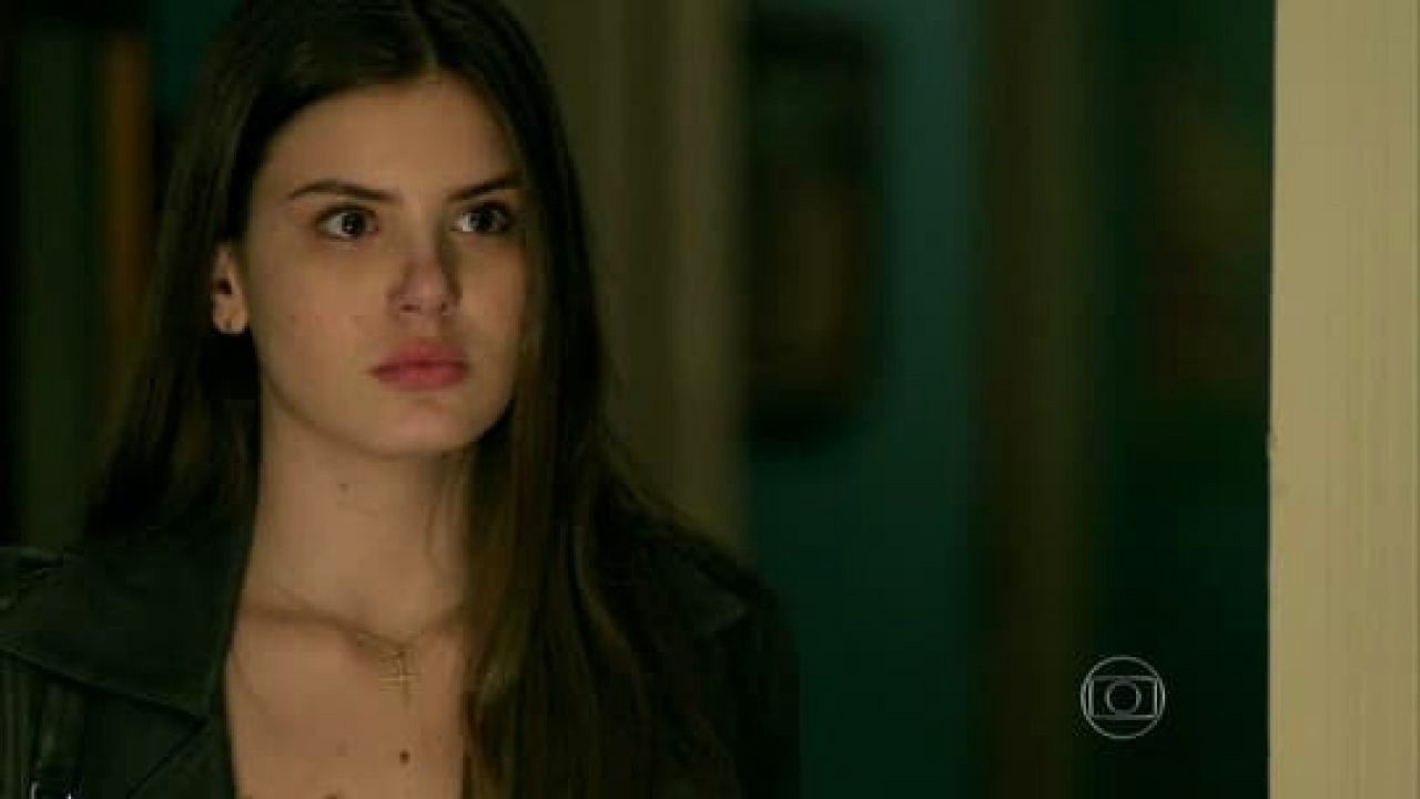 Camila Queiroz séria em cena de Verdades Secretas