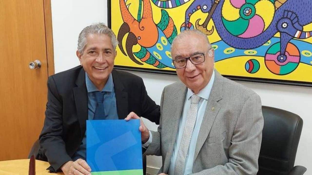 Antonio Zimmerle e o presidente da TV Cultura, Jose Roberto Maluf, sorrindo e posando para foto