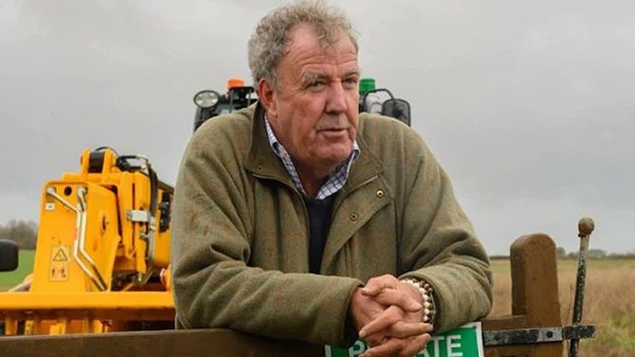Jeremy Clarkson debruçado sobre cerca de sua propriedade