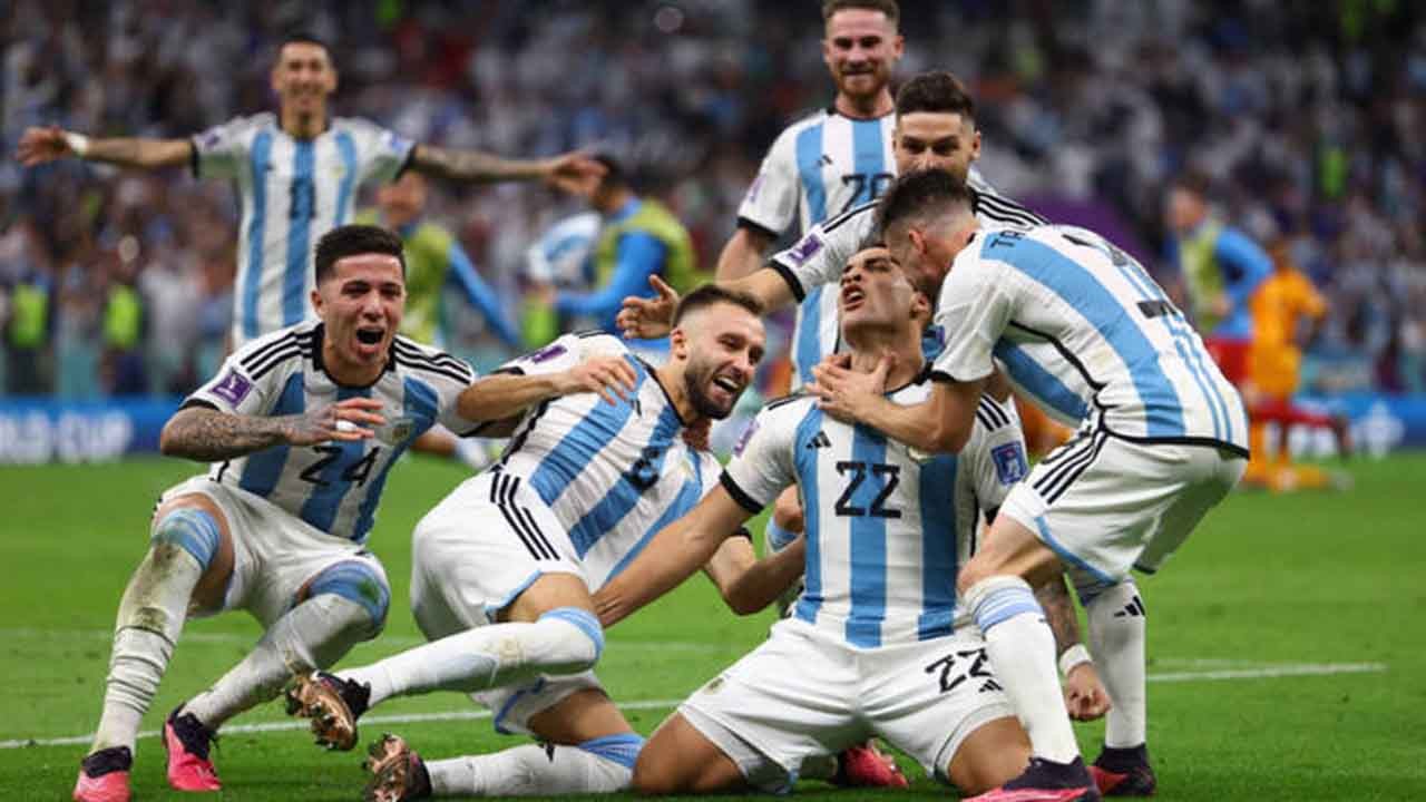 Time da Argentina comemorando vitória