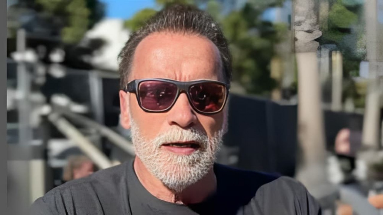 Arnold Schwarzenegger de óculos escuros e barba branca
