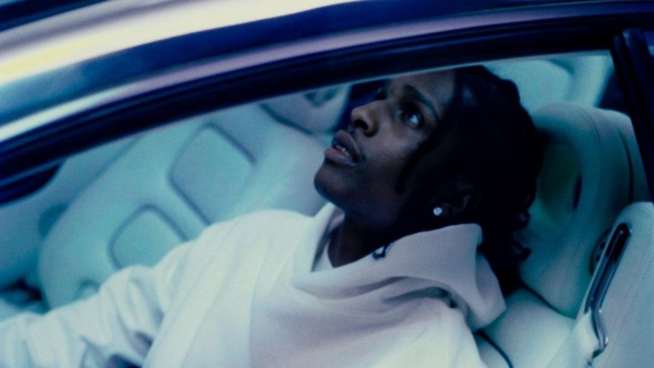 A$AP Rocky dentro de carro vestindo moletom branco