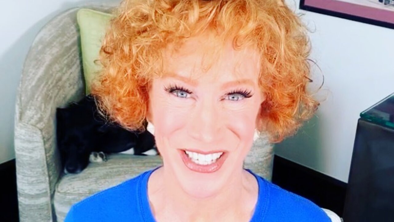 Kathy Griffin sorridente, fazendo selfie