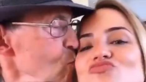 Gabi Martins sendo beijada pelo avô