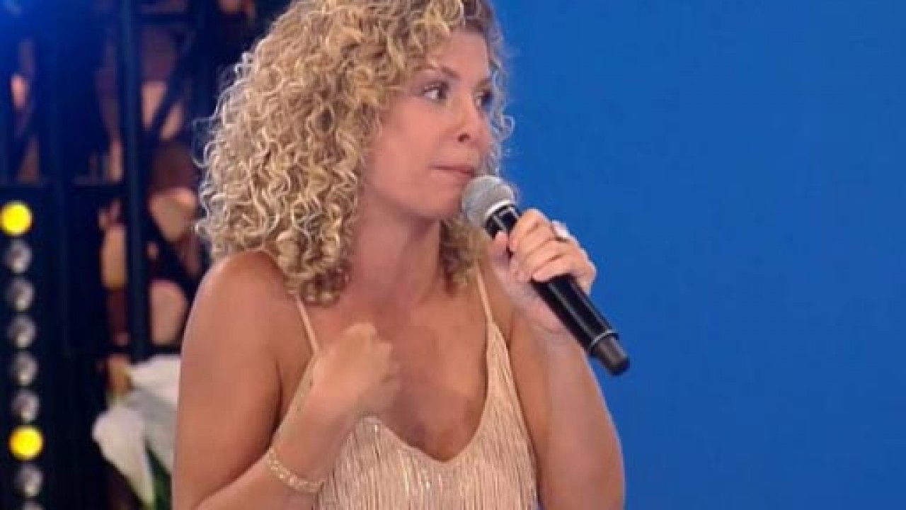 Bárbara Borges com microfone na mão