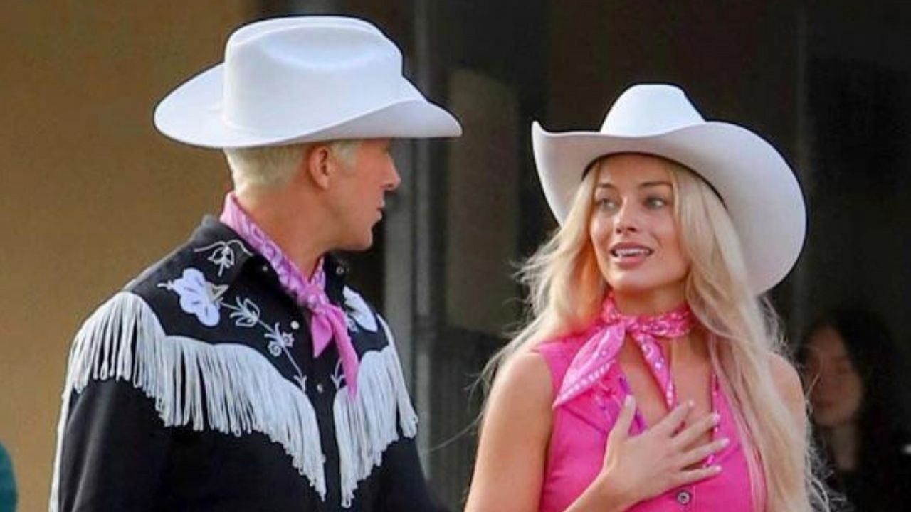Ryan Gosling e Margot Robbie durante gravações de Barbie vestidos como Ken e Barbie