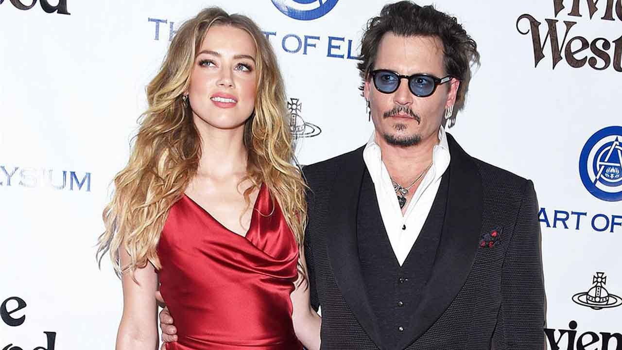 Amber Heard e Johnny Depp sorrindo