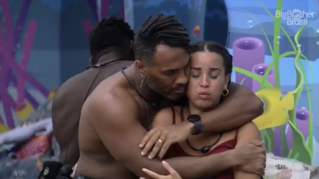 Fred Nicácio abraçando Domitila Barros enquanto ela chora