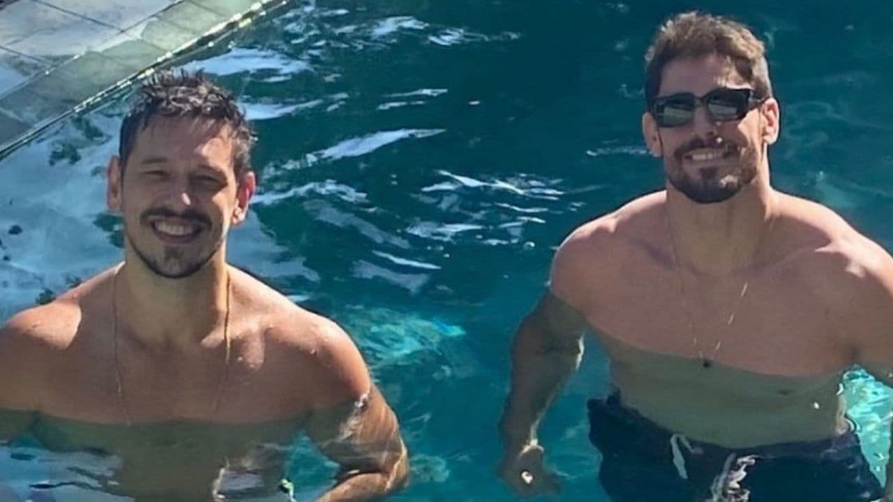 João Vicente de Castro e Cara de Sapato posando e sorrindo em piscina