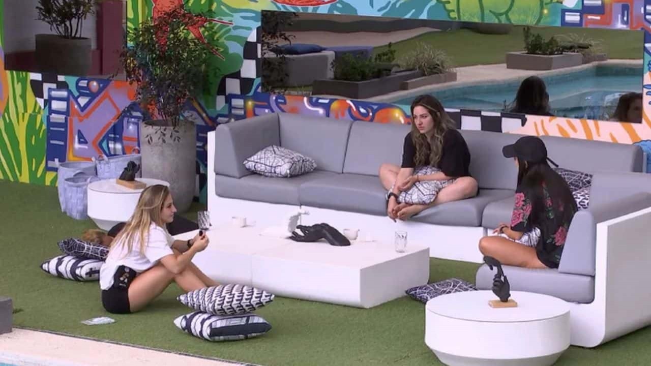 Bruna, Larissa e Amanda em conversa na área externa do BBB 23, enquanto Aline dormia