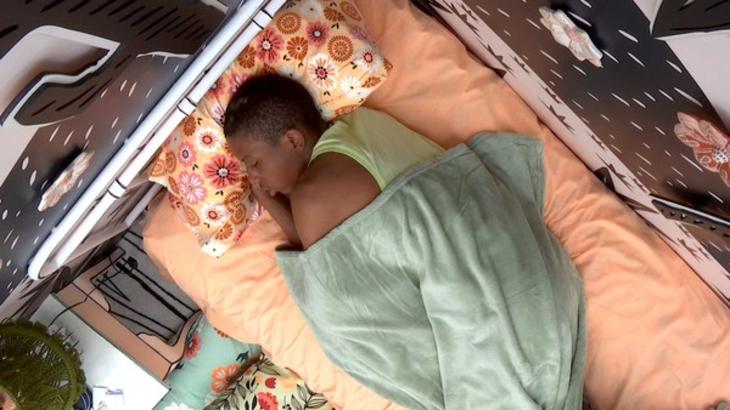 Lucas Penteado dormindo no quarto cordel do BBB21