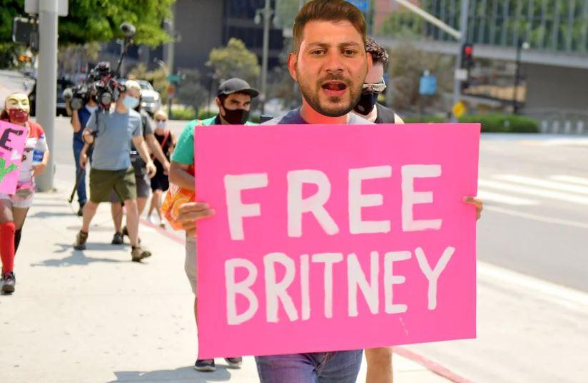 Meme de Caio com a placa Free Britney 