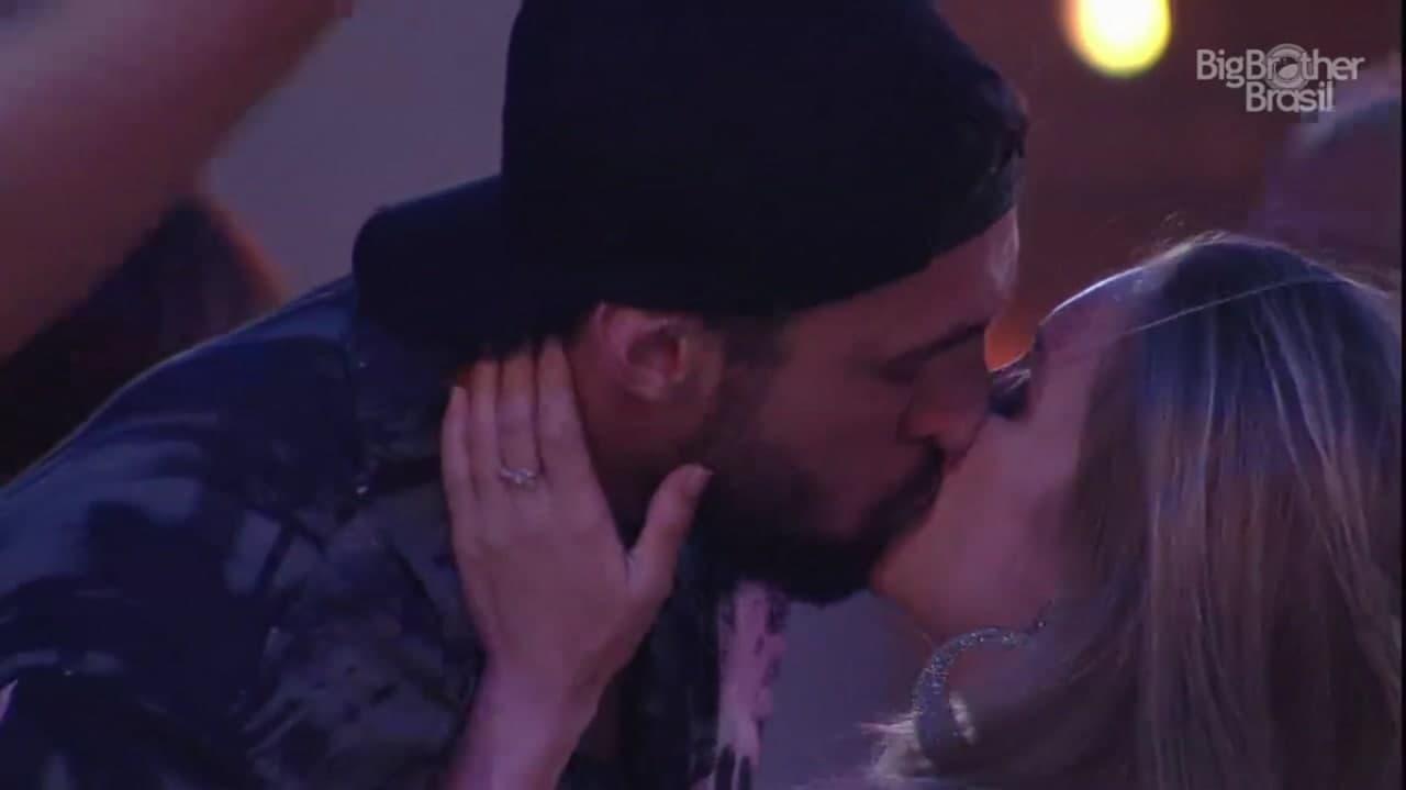 Carla Diaz e Arthur se beijam durante festa do BBB21