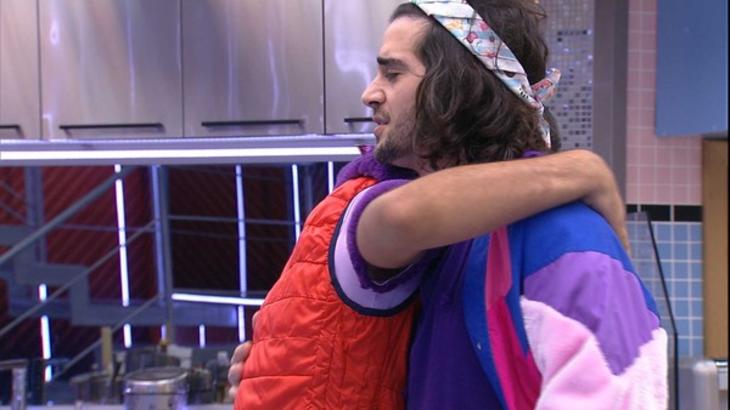 Fiuk e Gilberto se abraçando na cozinha do BBB21
