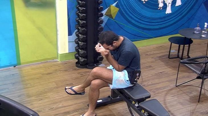 Gilberto chorando sentado na academia do BBB21