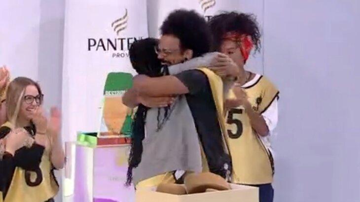 João Luiz abraça Camilla de Jesus a vencer a prova do líder