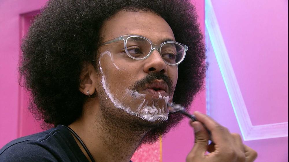 João Luiz faz a barba no banheiro do BBB21