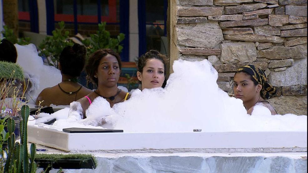 Camilla de Lucas, Juliette e Pocah estão em jacuzzi com espuma no BBB21