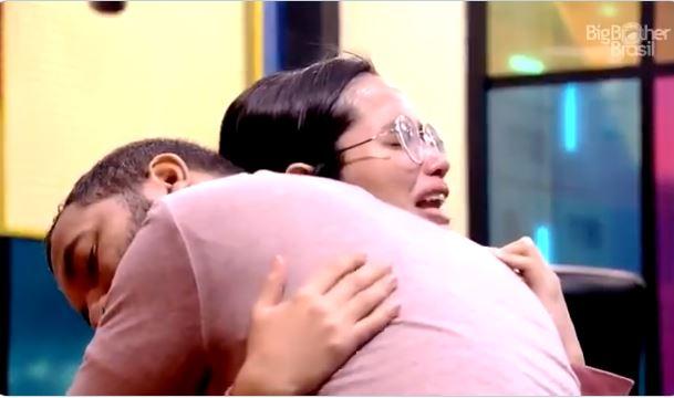 Na academia, Gilberto abraça Juliette após sister começar a chorar