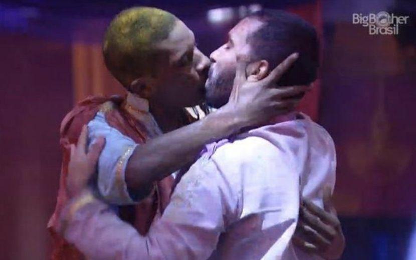 Lucas e Gilberto se beijam no BBB21