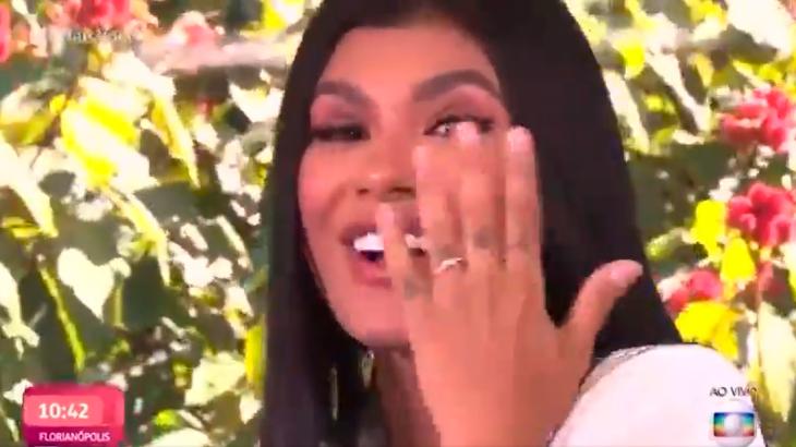 Pocah mostrando anel de noivado após ser pedida em casamento ao vivo