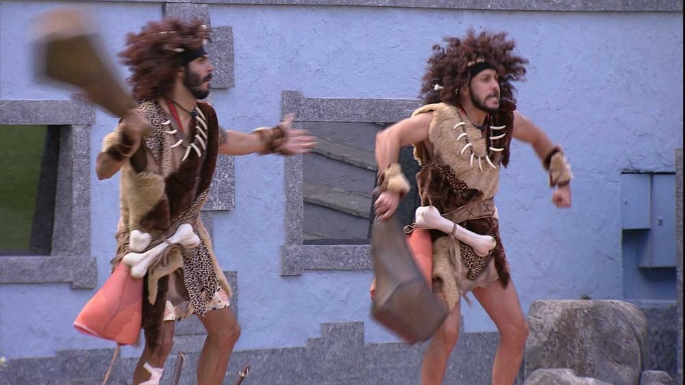 Caio e Rodolffo dançam fantasiados de homens da caverna