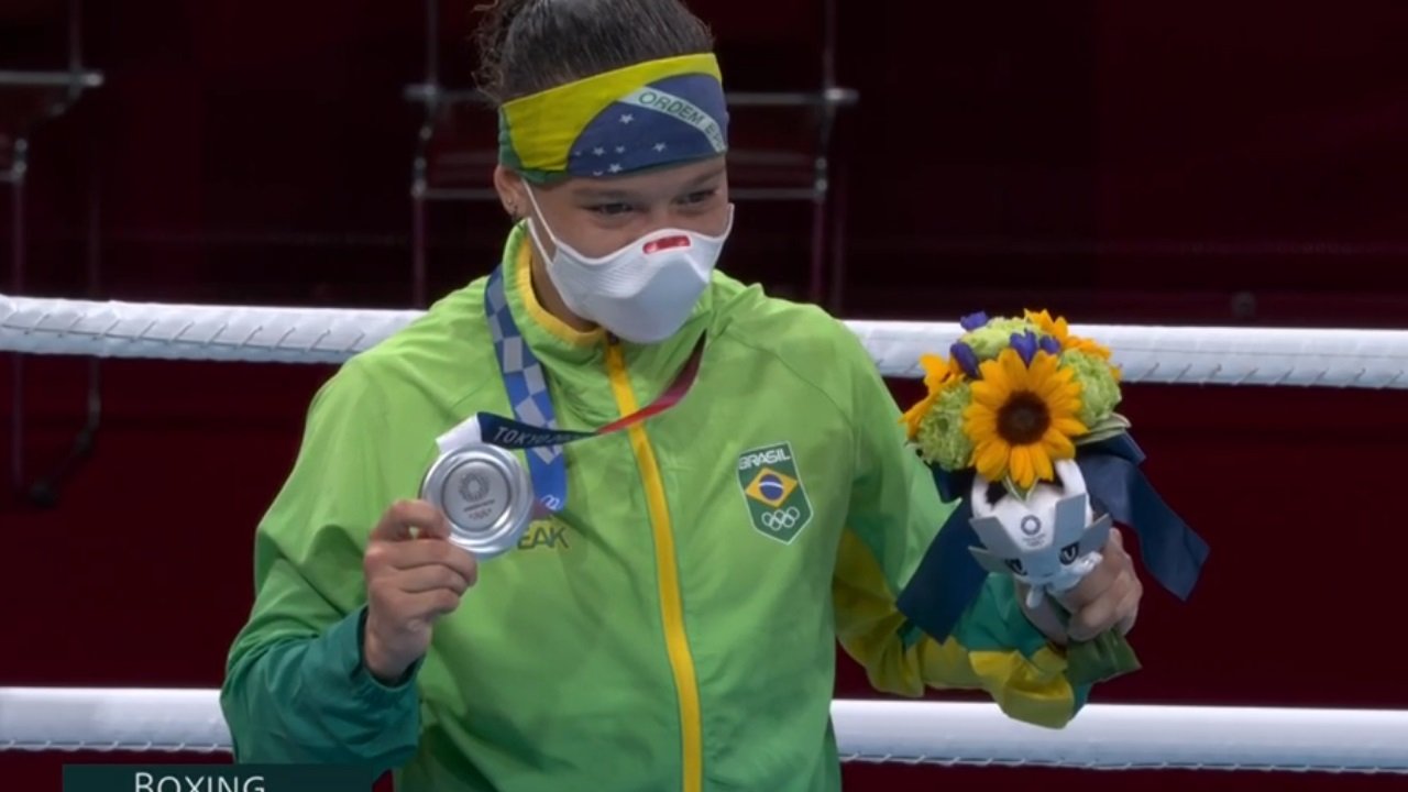 Beatriz Ferreira mostra medalha de prata nas Olimpíadas de Tóquio