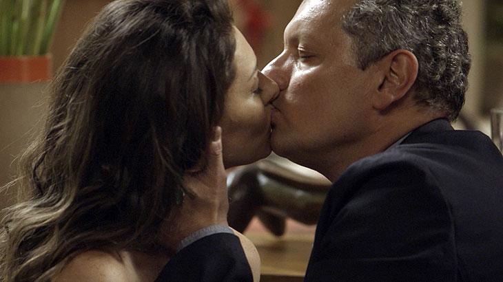 \"A Força do Querer\": Joyce não resiste e beija Leandro