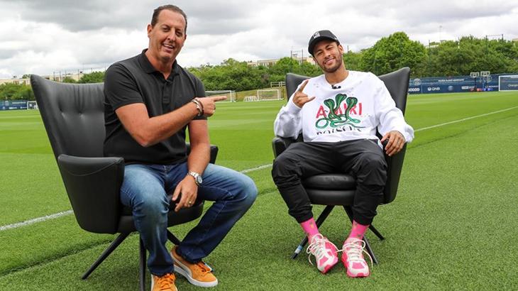 Benjamin Back e Neymar em entrevista no gramado