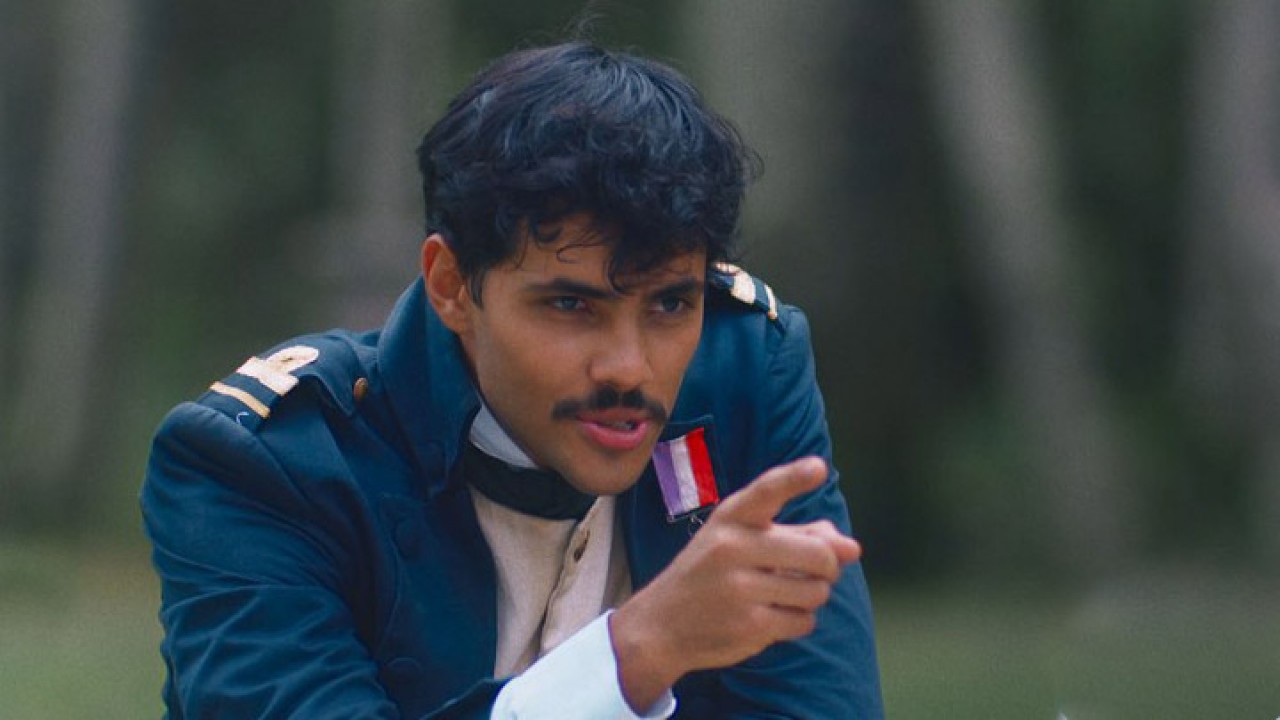 Gabriel Fuentes como Bernardinho apontando o dedo em Nos Tempos do Imperador