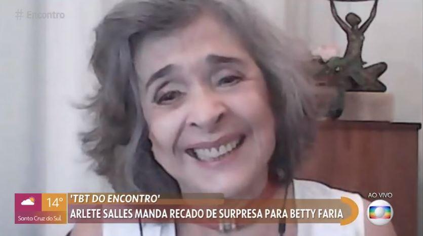 Betty Faria chora durante participação no Encontro