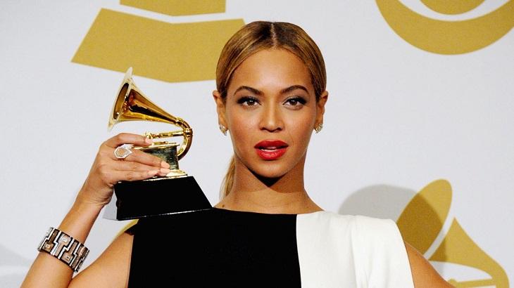 Beyoncé com o prêmio do Grammy