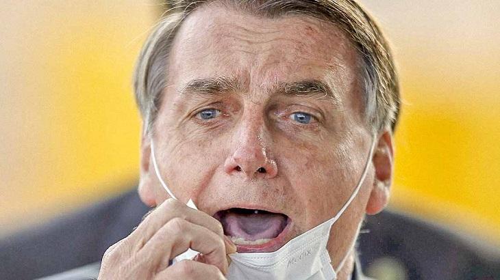 Bolsonaro gritando com a máscara no queixo