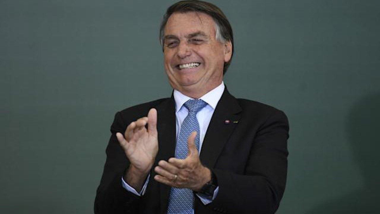 Jair Bolsonaro batendo palmas