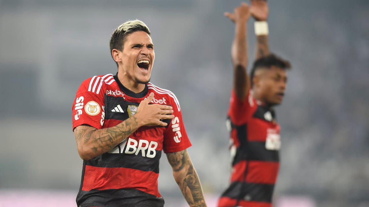Pedro e Bruno Henrique comemorando vitória do Flamengo contra o Botafogo