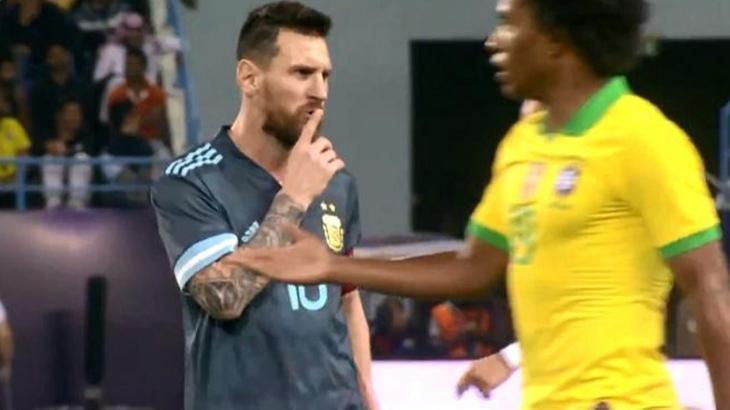 Messi fazendo gesto para que Tite parasse de falar durante jogo da seleção brasileira ante a Argentina