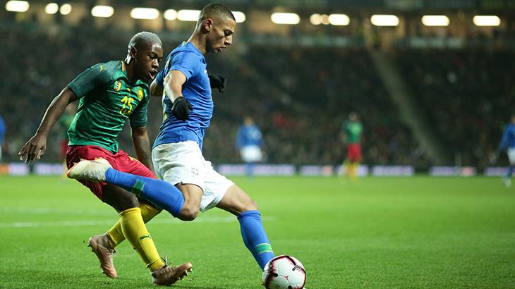 Richarlison marcado no jogo entre Brasil e Camarões