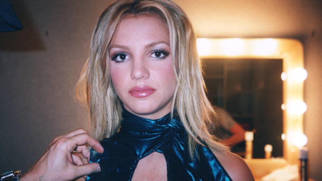 Britney Spears no camarim mais jovem com cara de séria