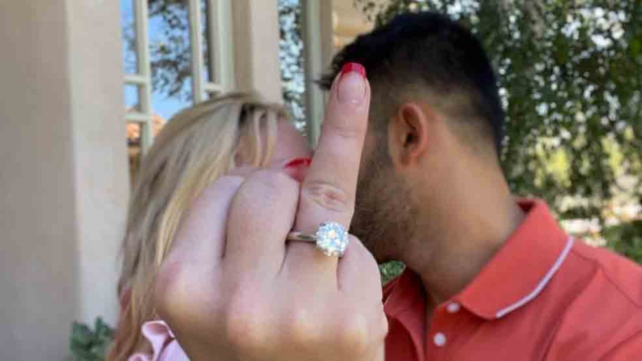 Britney Spears exibindo anel de noivado