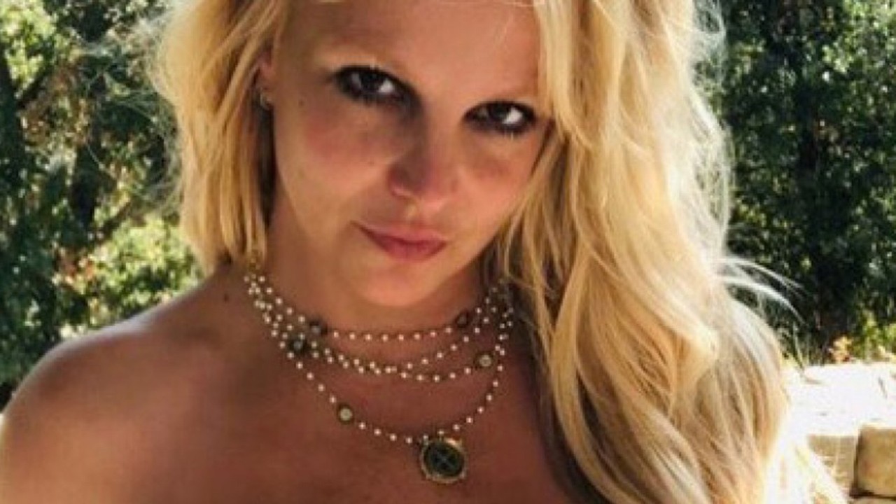 Britney Spears com olhar sério