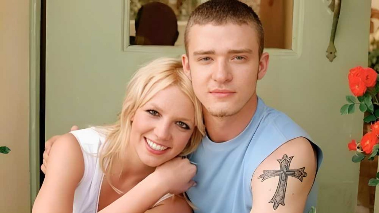 Justin Timberlake e Britney Spears abraçados no período em que namoravam