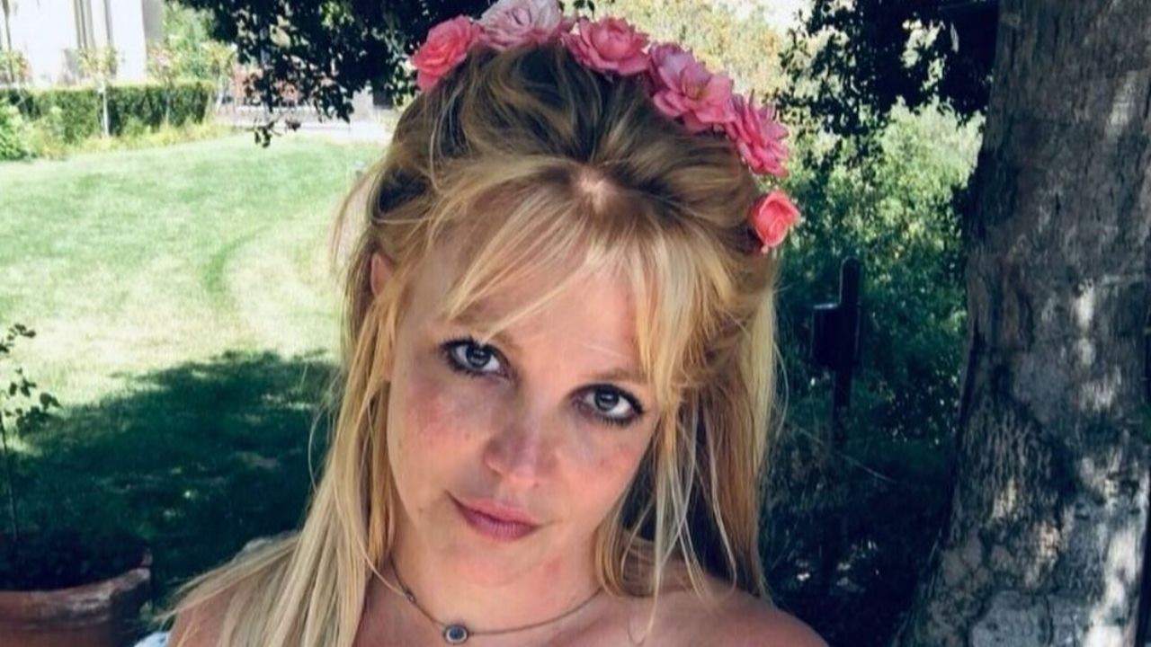 Britney Spears com tiara de flores no cabelo, posando para foto