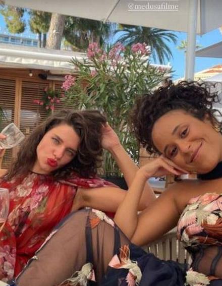 Bruna Linzmeyer e Lara Tremouroux mostram axilas peludas no Festival de Cannes