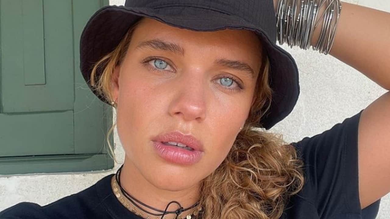 Bruna Linzmeyer posa de chapéu com a mão na cabeça em foto postada no Instagram