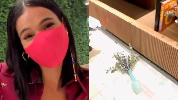 Bruna Maquezine em selfie e o vaso quebrado no chão