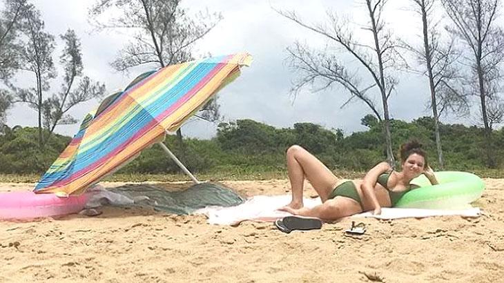 Bruna Linzmeyer posa na praia