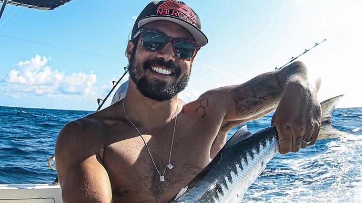 Caio Castro posa com pesca em Fernando de Noronha