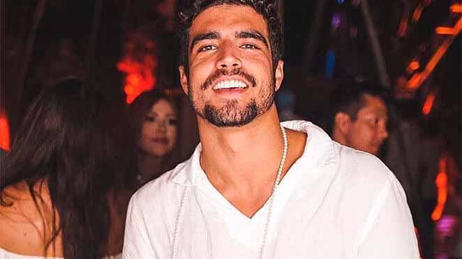 Caio Castro sorrindo