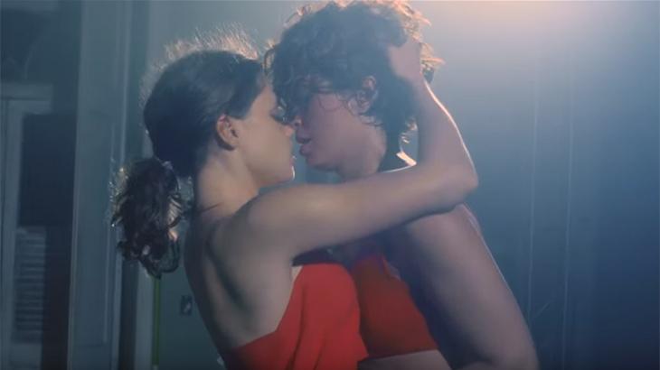 Bruna Linzmeyer e Camila Pitanga exalam erotismo com beijo na boca em clipe