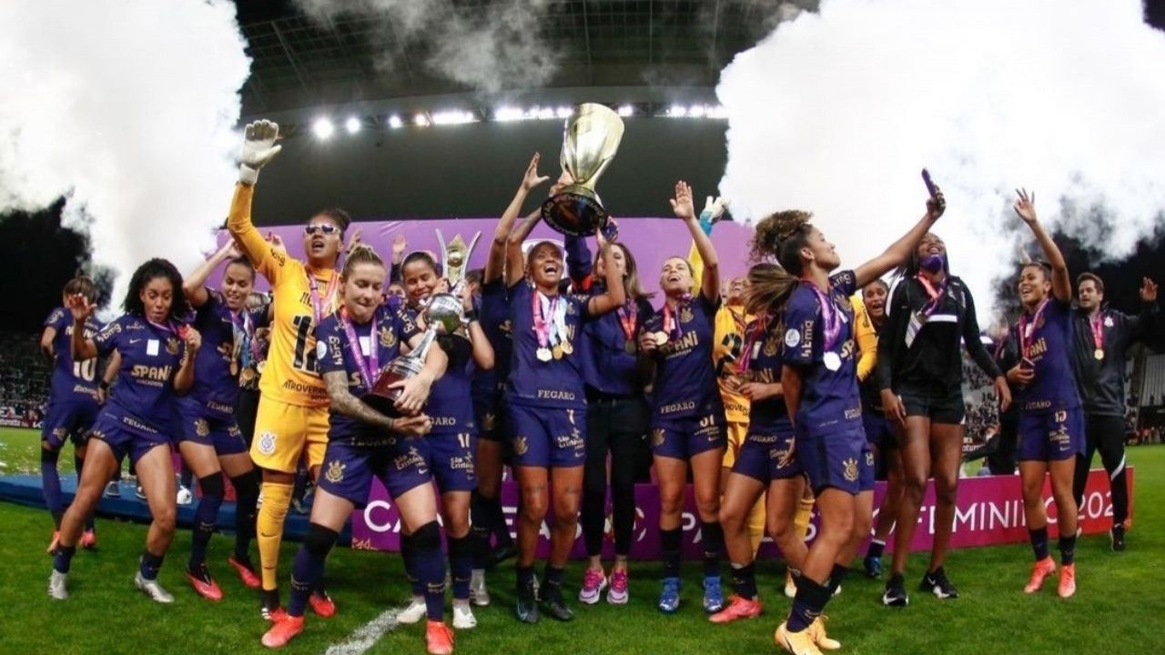 Time feminino do Corinthians comemorando a vitória na final do Campeonato Paulista Feminino 2021
